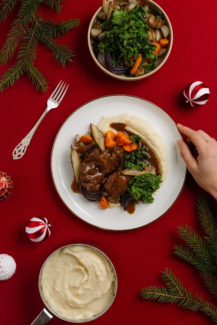 Mørkokte svinekjaker med ovnsbakt jordskokk og pære, trøffelpotetmos og rødvinssaus