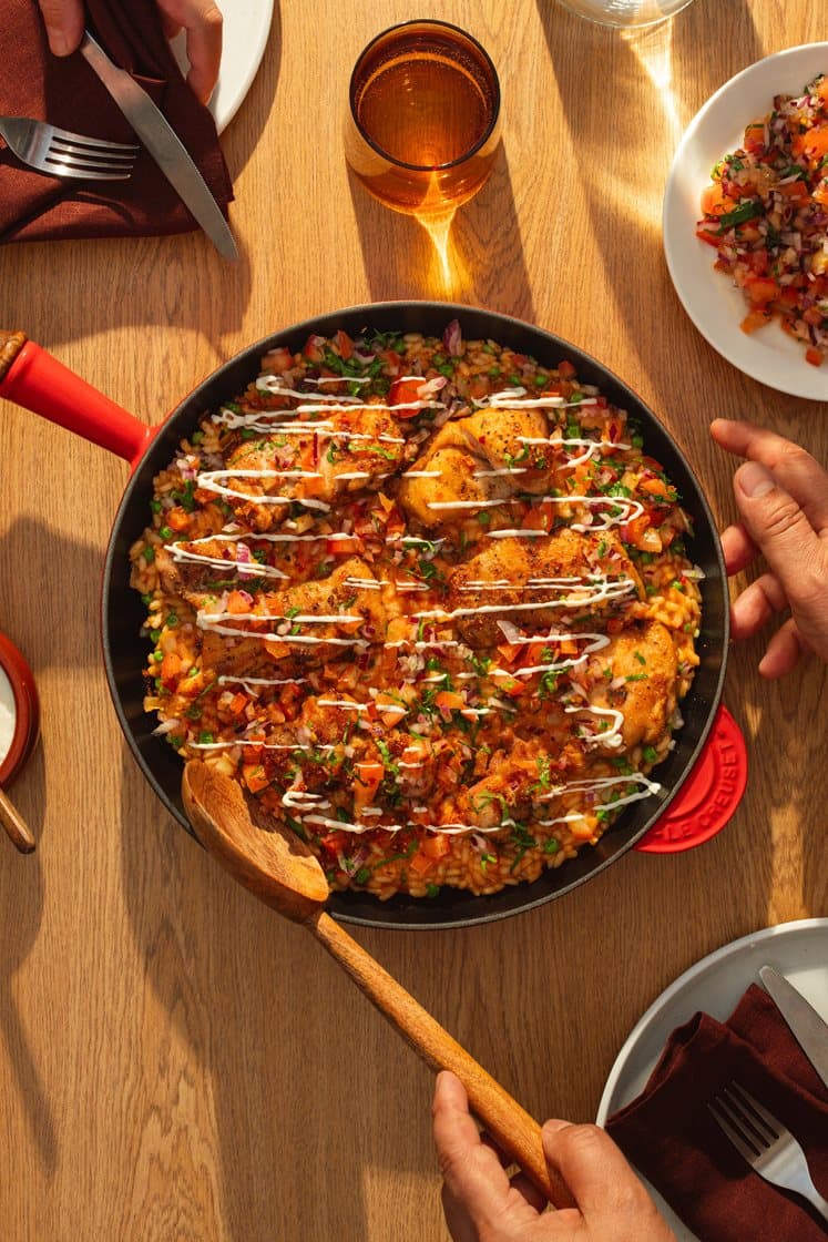 Arroz con pollo – Kylling med ris, aioli og frisk tomatsalat