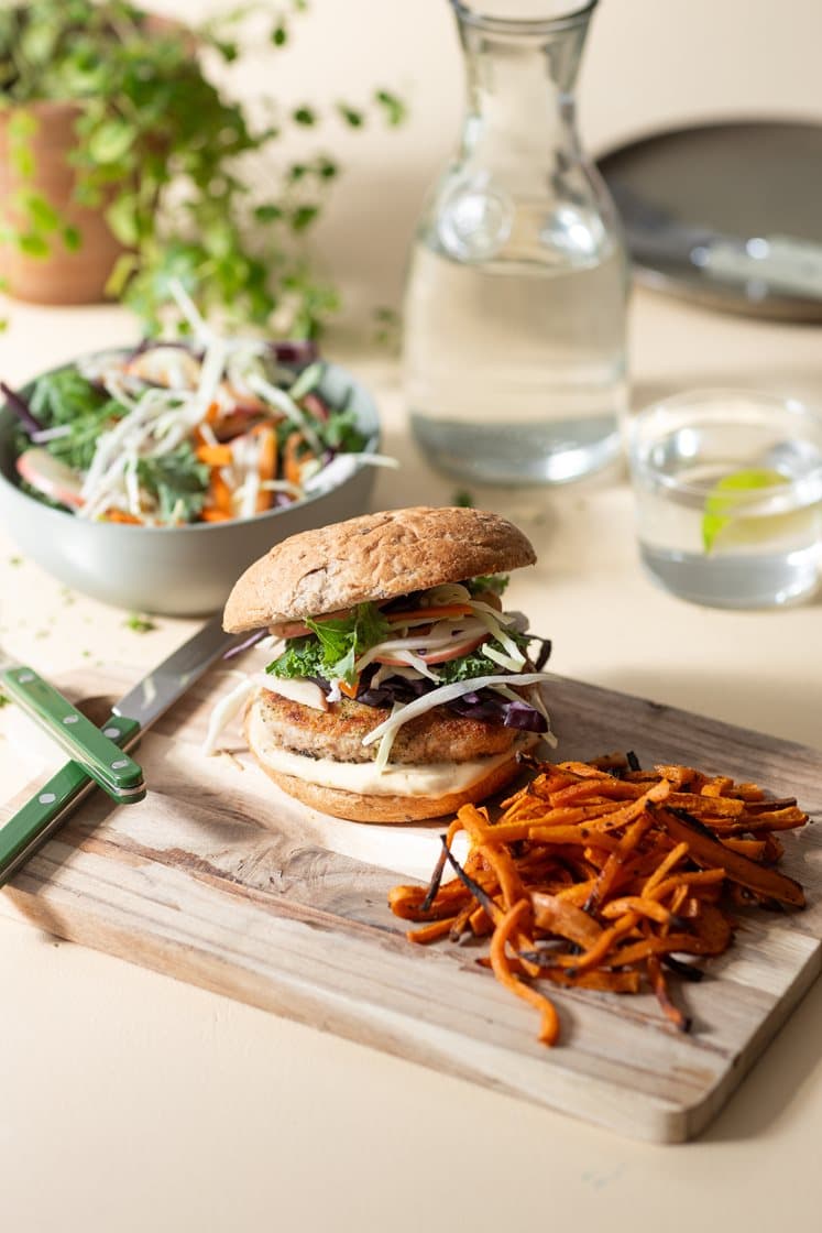 Kyllingburger med søtpotetfries, steinsoppaioli og råkostsalat med eple 