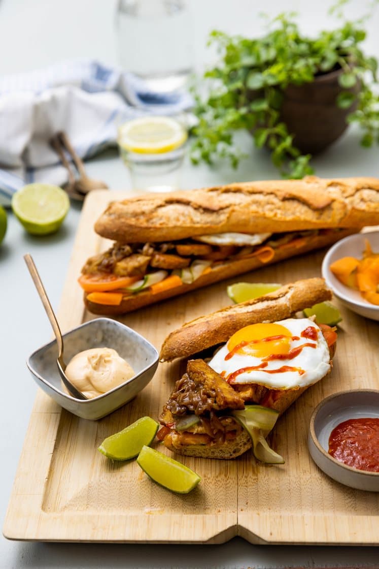 Banh mi – grov vietnamesisk bagett med tofu, speilegg og chilimajones