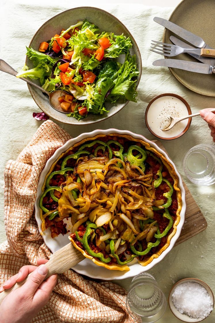 Chili con carne-pai med karamellisert løk og salat