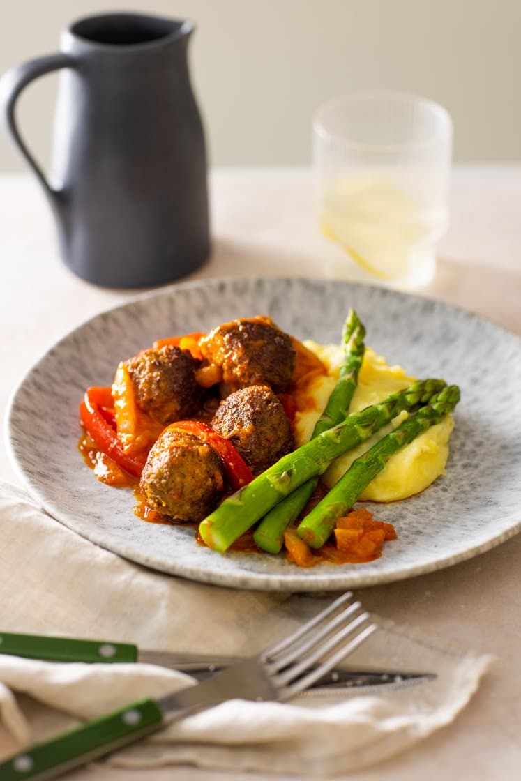 Kjøtt- og grønnsaksboller med asparges, potetmos og ajvarsaus