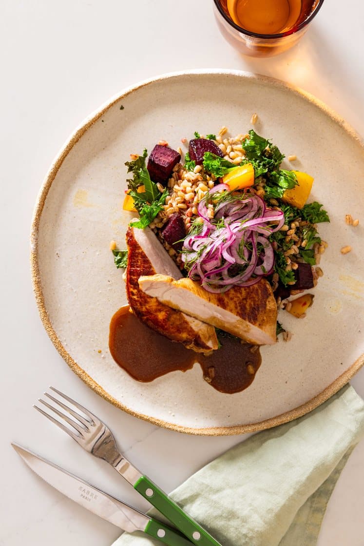 Marinerte filetstykker av svin i rødvinssaus, hvetekornsalat med ovnsbakte beter og syrlig rødløk med dill