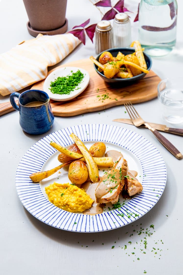 Kylling med ovnsbakte poteter, maiskrem og soppsaus