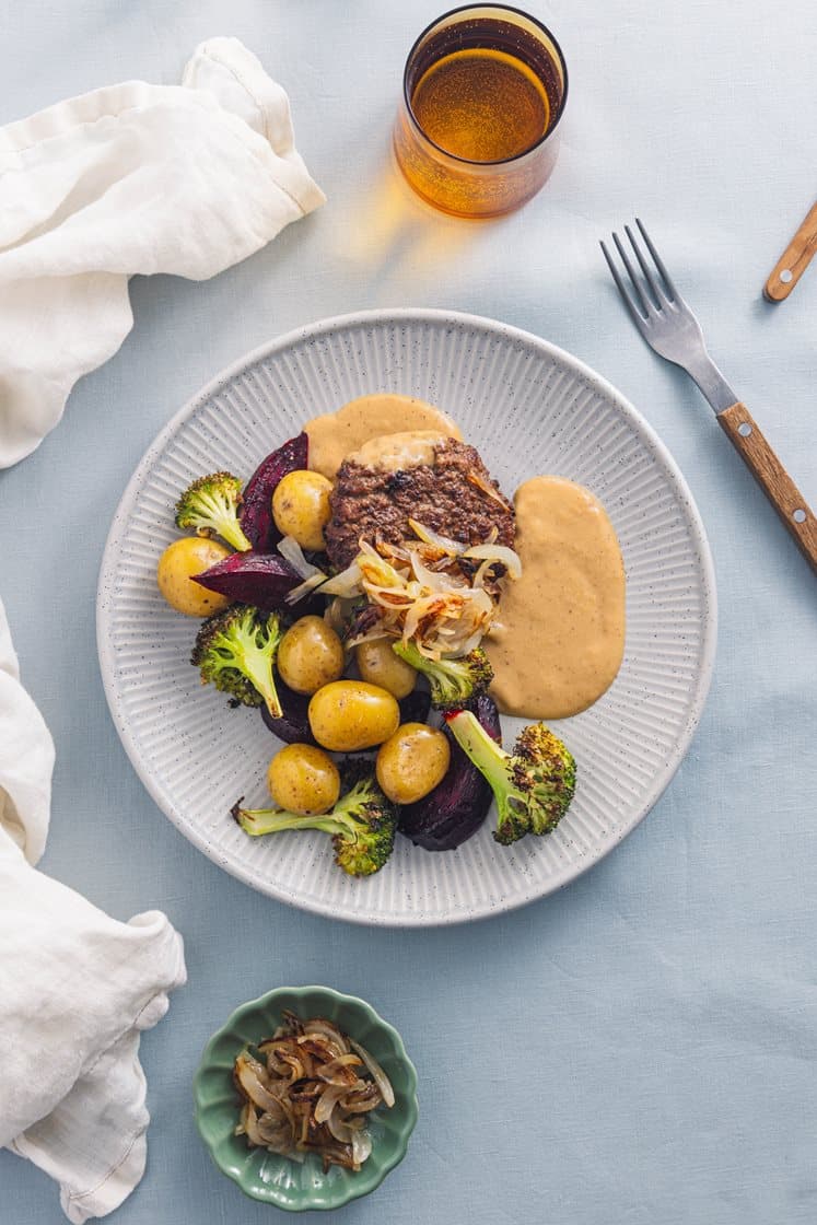 Hakkebøf med kremet pannesaus, ovnsbakte grønnsaker og kokte poteter