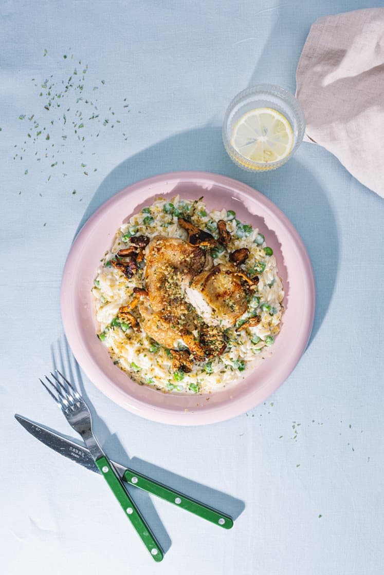 Stekt kyllinglårfilet med kremet risoni, kantareller og sprø estragon-topping