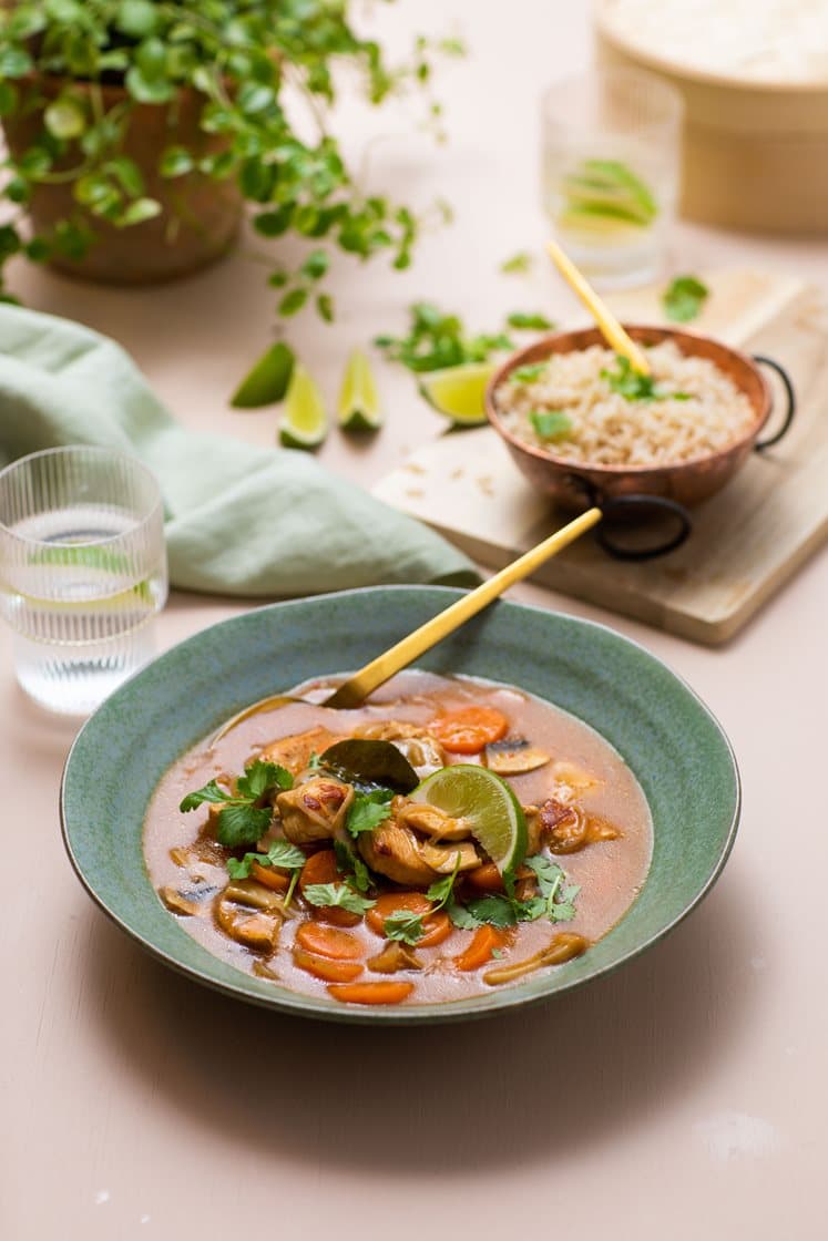 Kylling- og kokossuppe med rød currypaste, fullkornsris og koriander