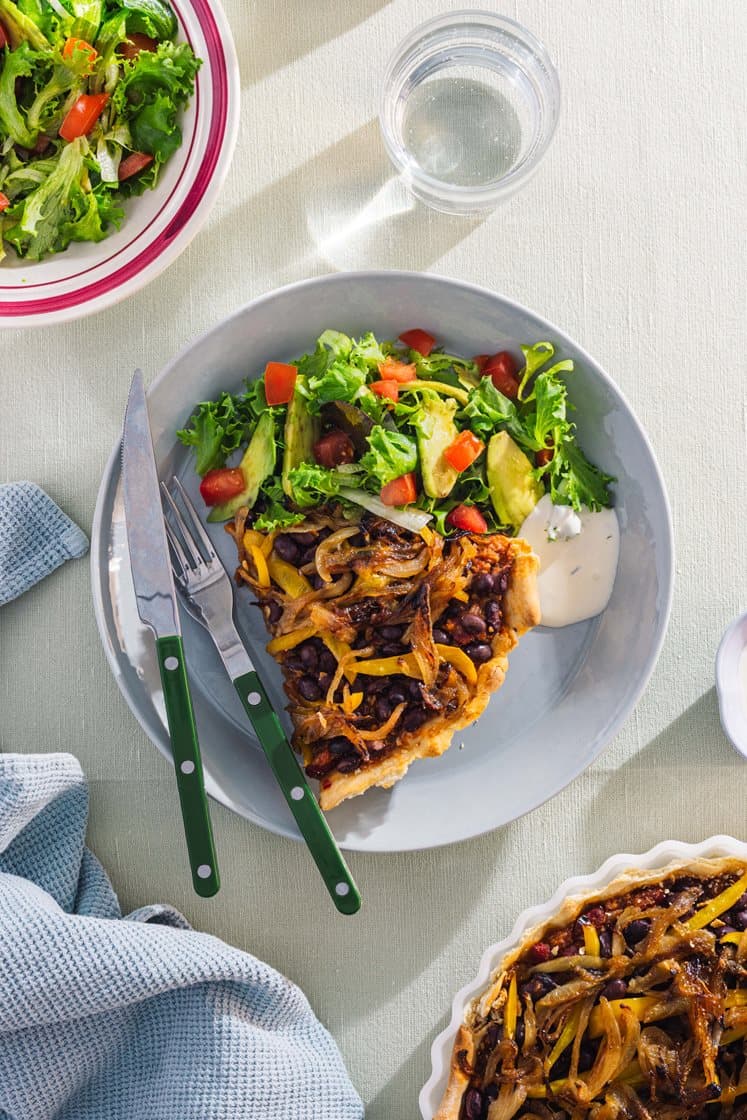 Chili sin carne-pai med karamellisert løk og salat