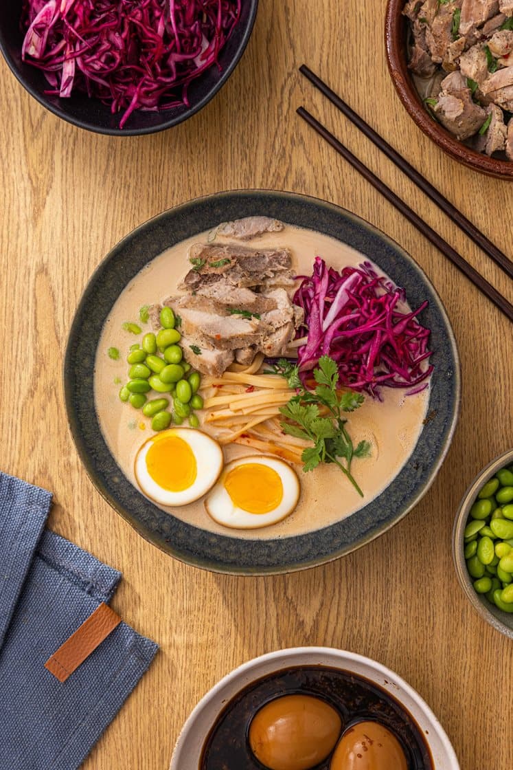 Spicy ramen med mørkokt svinebog og nudler, syrlig rødkål, edamamebønner og soyamarinerte egg