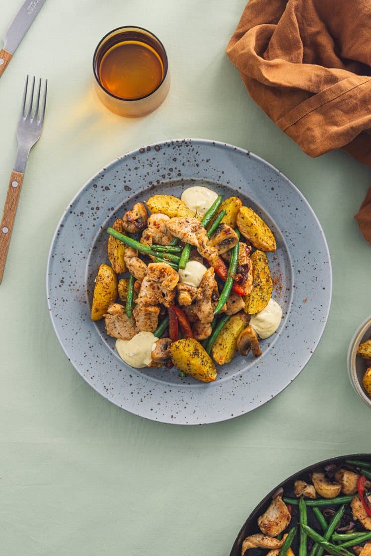 Kyllingsnadder med paprika og løk, krydrede poteter og estragonmajones
