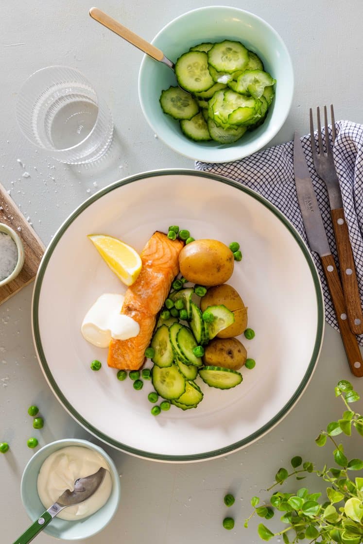 Ovnsbakt laksefilet med agurksalat, rømme og poteter