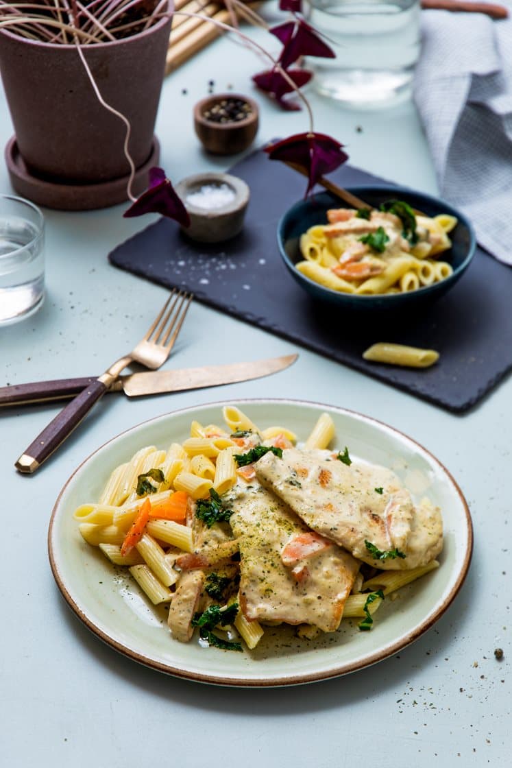 Kyllingfilet i kremet pasta med grønnkål og gulrot