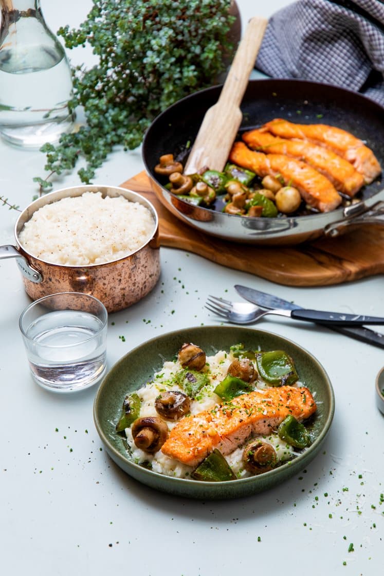 Smørstekt laks med sopp, paprika og risotto med gressløk