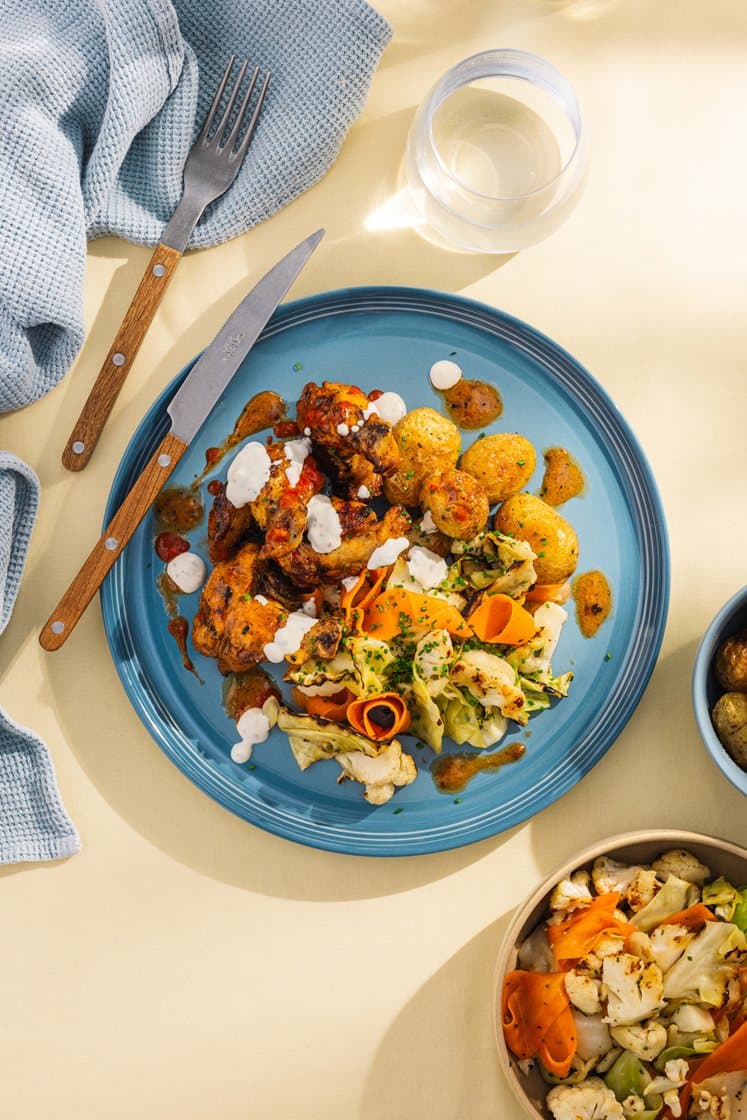 Sriracha buffalovinger med grillet blomkålsalat og urtedressing