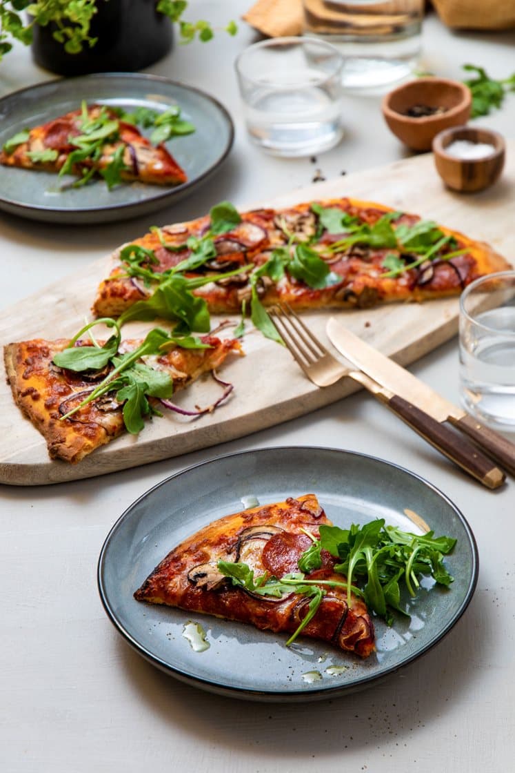 Pepperonipizza med aromasopp, rødløk og ruccolasalat