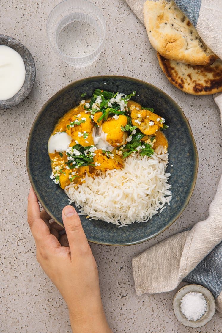 Blomkålcurry med ris, koriander og nanbrød