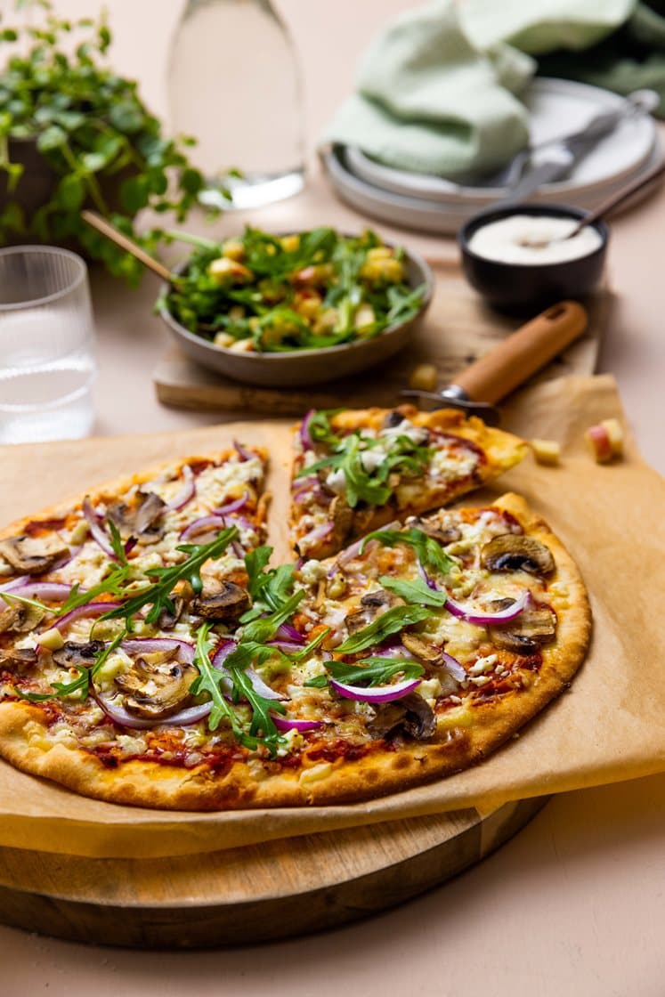 Vegetarpizza med middagsost fra Røros, eplesalat og urtedressing