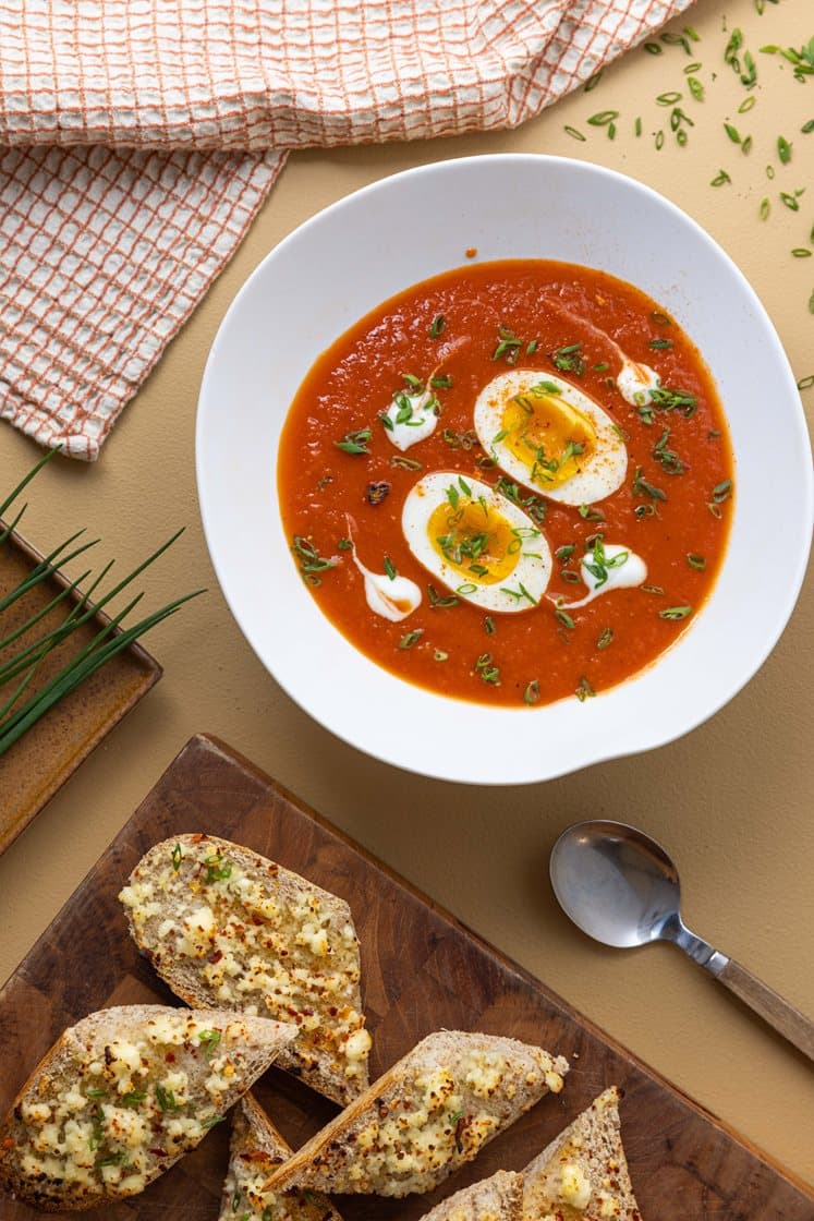 Hjemmelaget tomatsuppe med egg og gratinerte bagetter med skjørost
