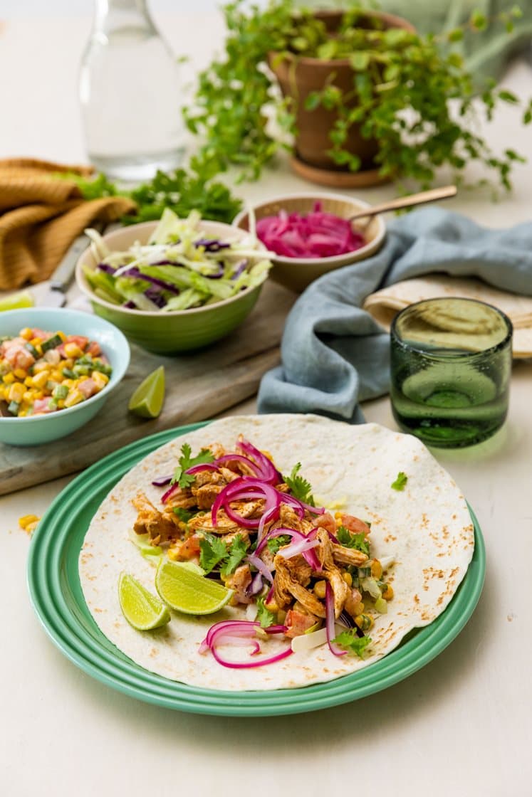 Revet kyllingtaco med strimlet kålsalat, rødløk og meksikansk maissalat