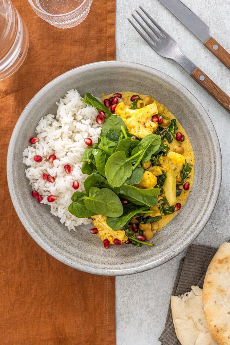 Kikertkorma med spinat- og granateplesalat, basmatiris og nanbrød
