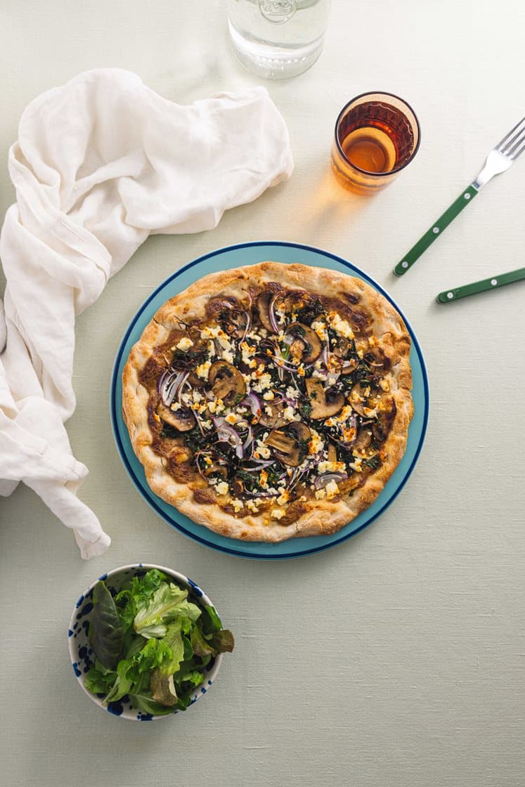 Hvit pizza med fetaost, urtemarinert sopp og grønnkål