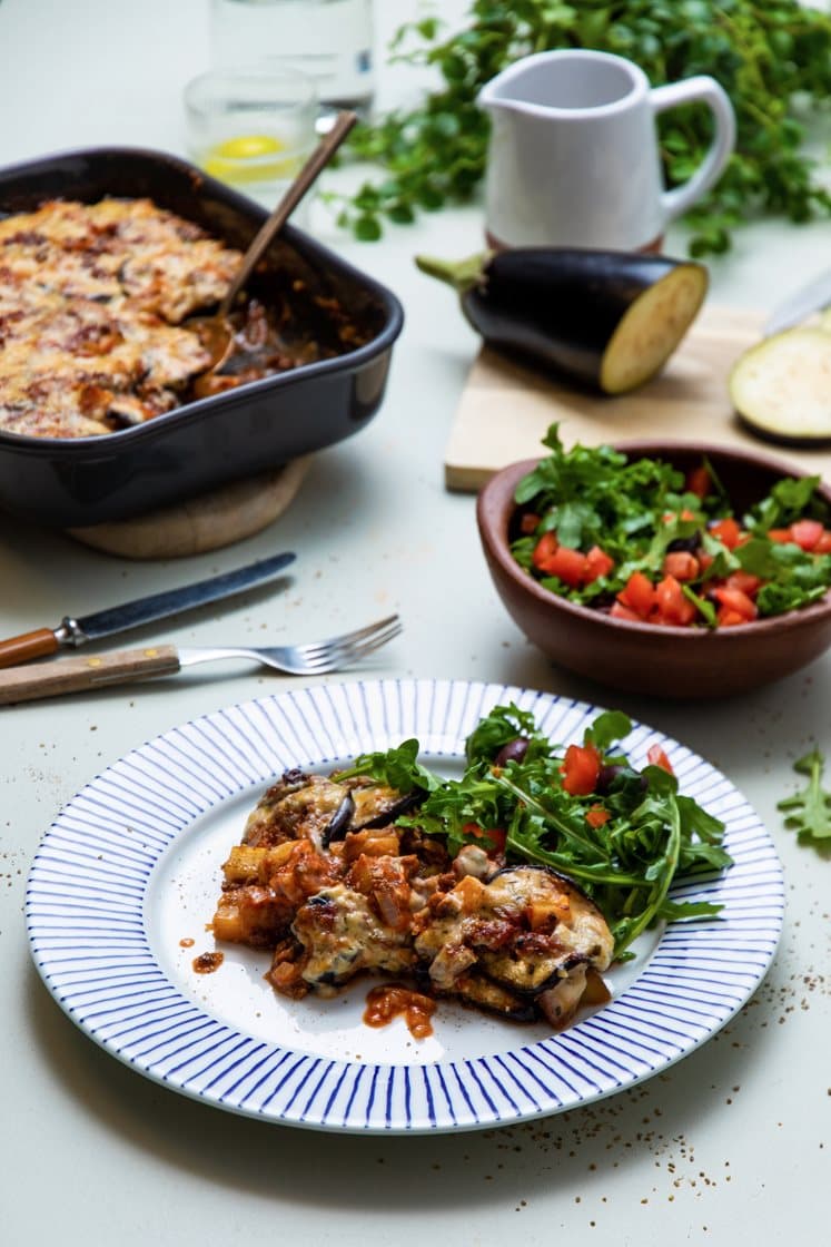 Moussaka med får- og storfekjøttdeig og aubergine i tomatsaus