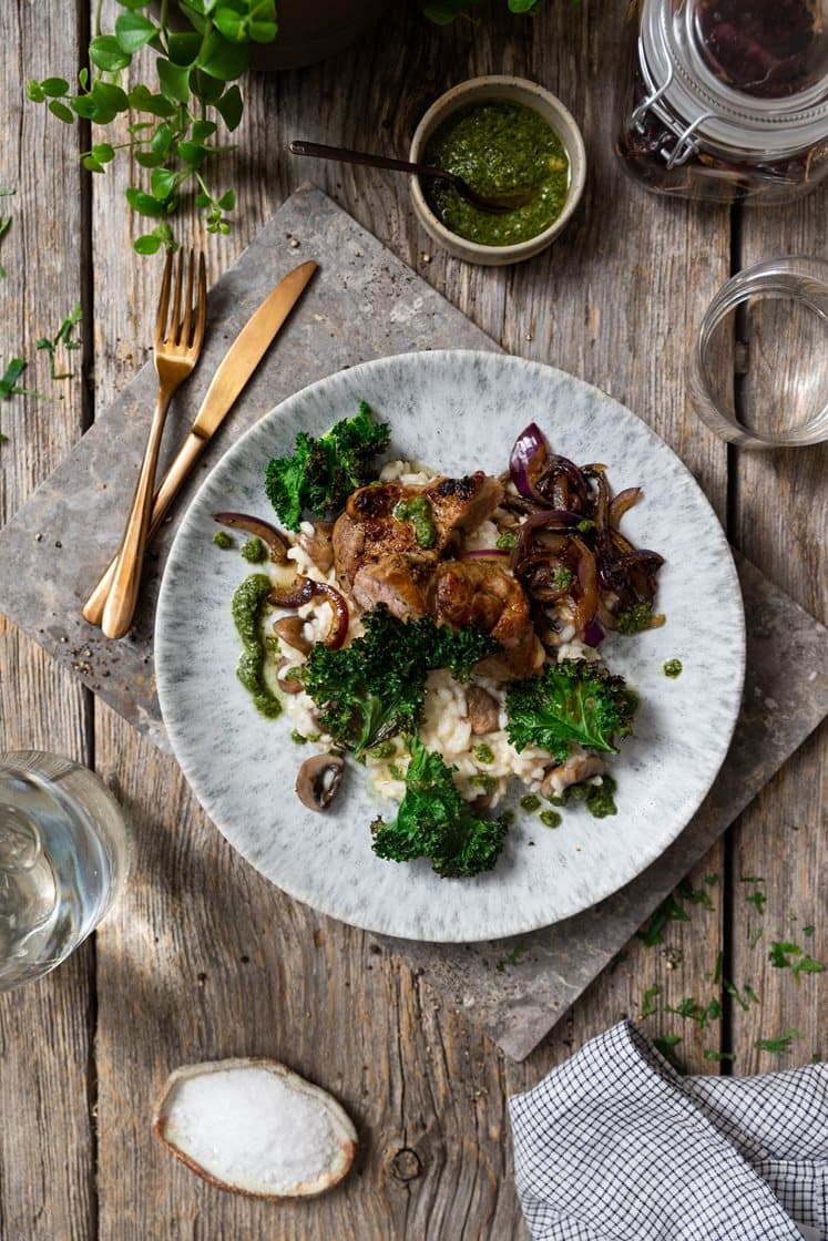 Pannestekt svinenakke med aromasopprisotto, sprø grønnkålchips og basilikumpesto