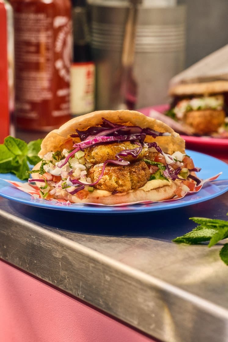 Falafel i pita med myntesalat, yoghurtdressing og hummus 