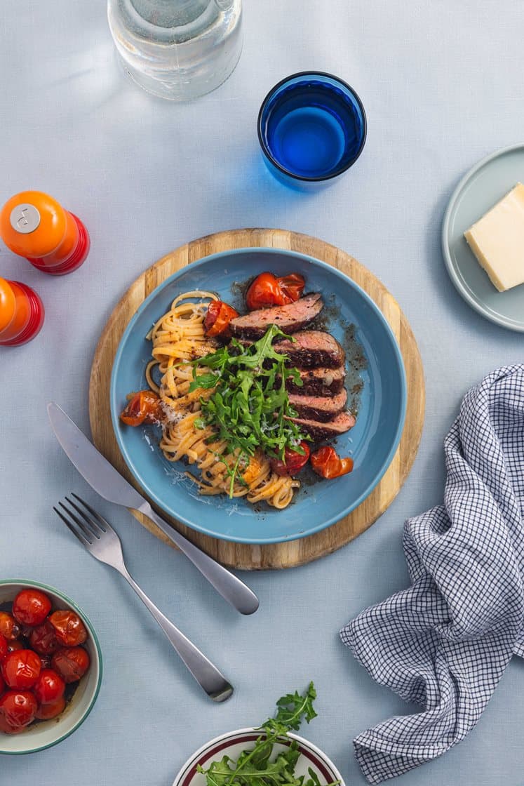 Mørbrad med tomat- og chilikremet pasta, balsamicobakte cherrytomater og Grana padano