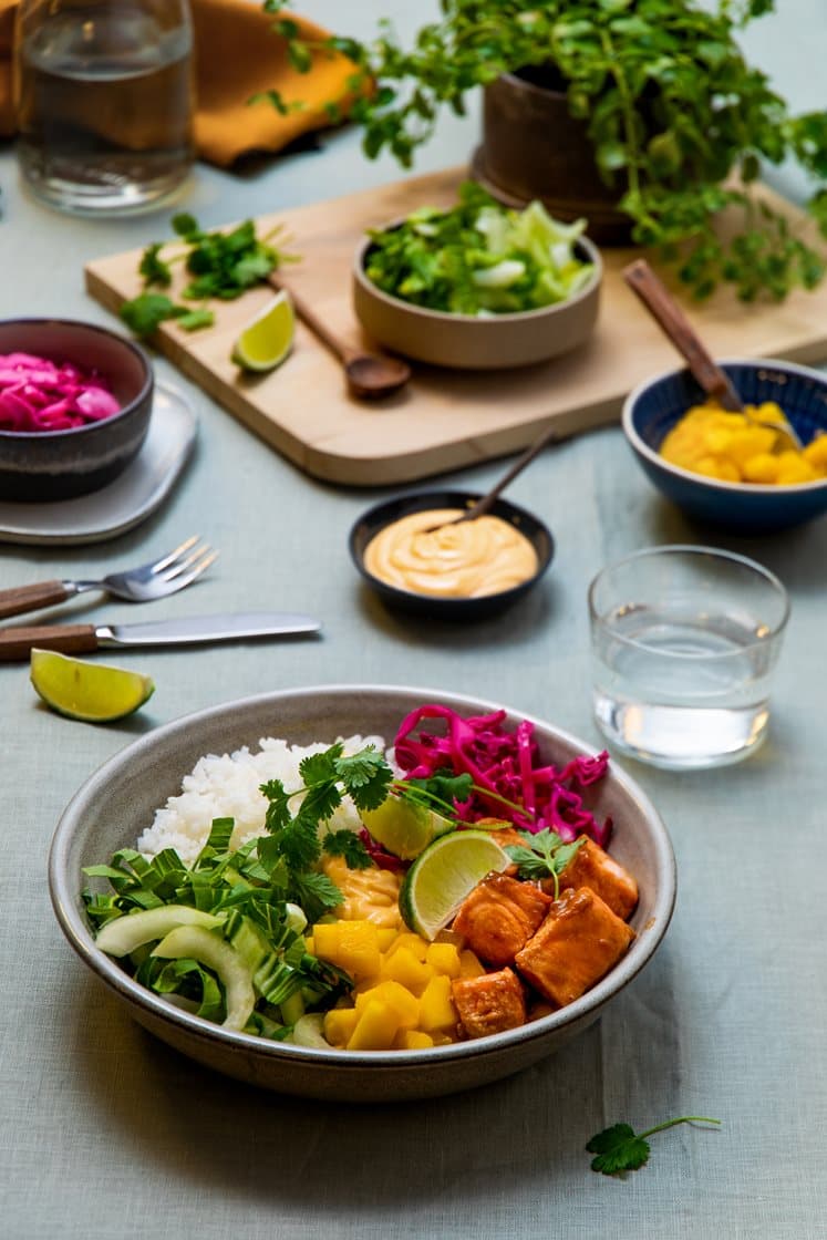 Laksebowl med jasminris, mango og chilimajones