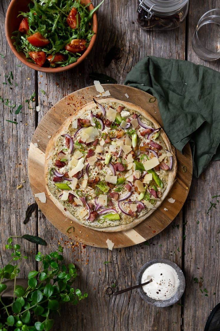 Flammkuchen – pizza med hvit urtesaus, bacon, løk, og tomat- og ruccolasalat