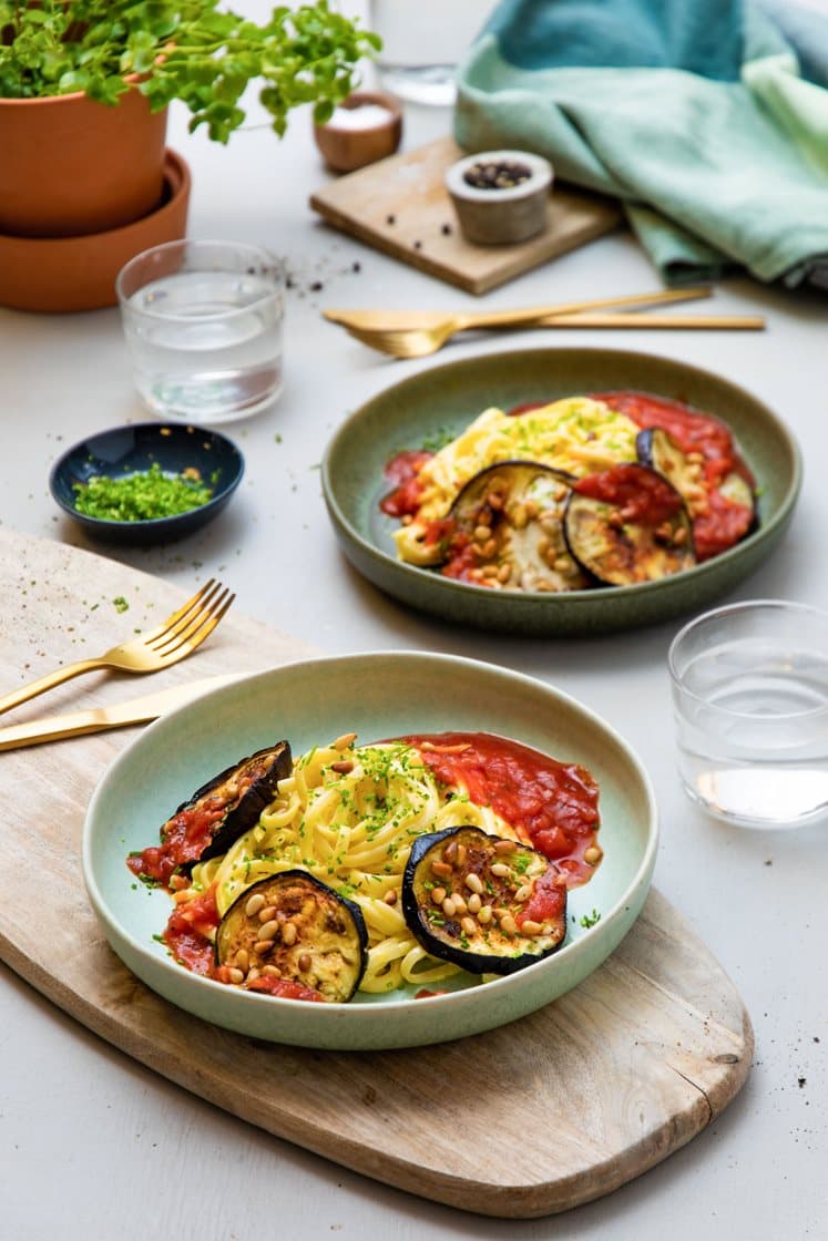 Kremet linguine med vegetarisk spicy arrabiatasaus, ovnsbakt squash og pinjekjerner