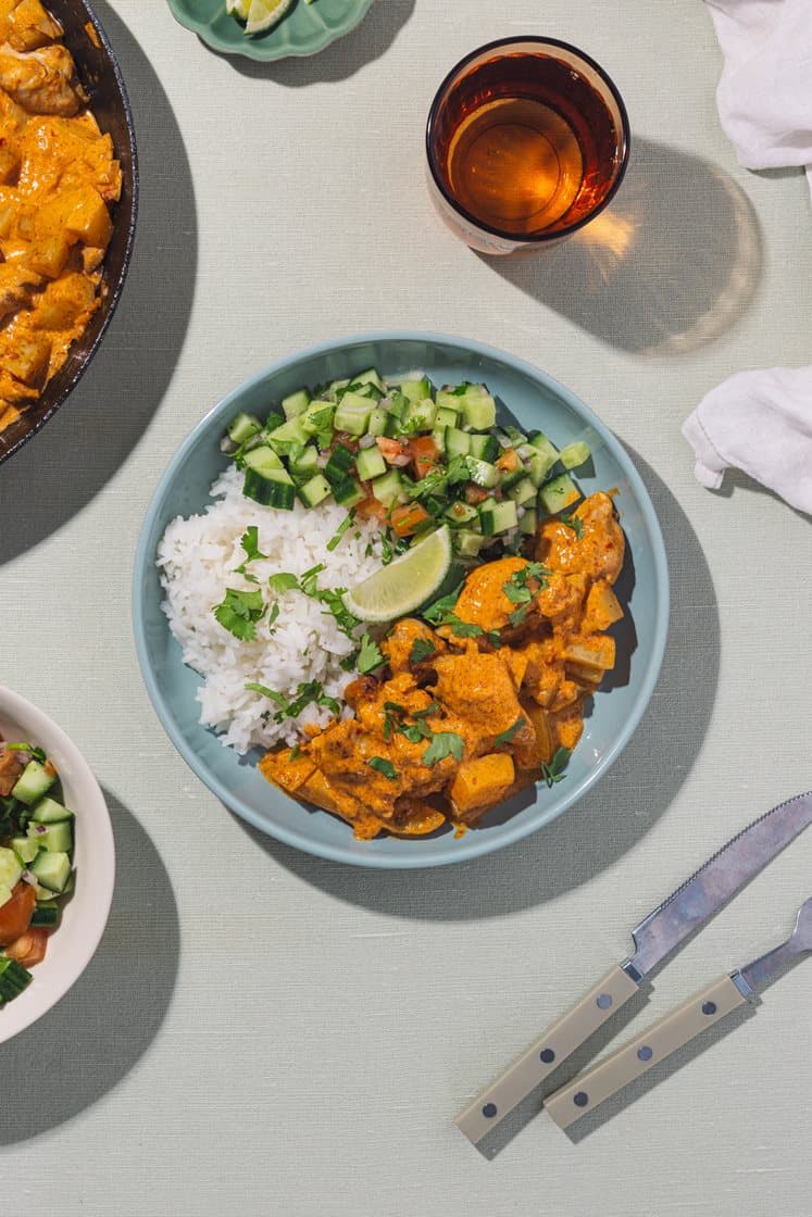 Massaman kyllingcurry med salat og jasminris