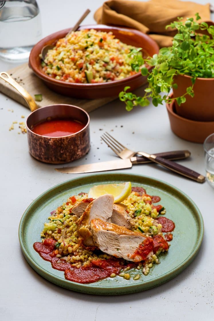 Kyllingbryst med bulgursalat og paprikakrydret tomatsaus