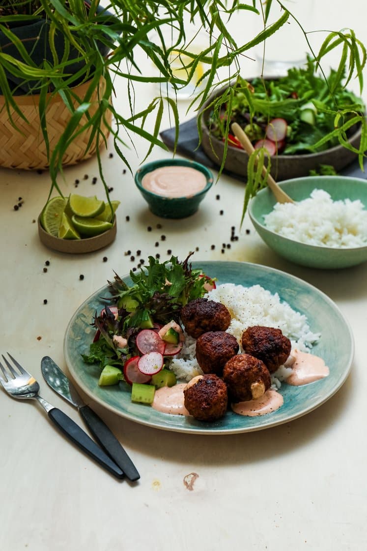 Asiatiske kjøttboller med jasminris, agurksalat og chiliyoghurt