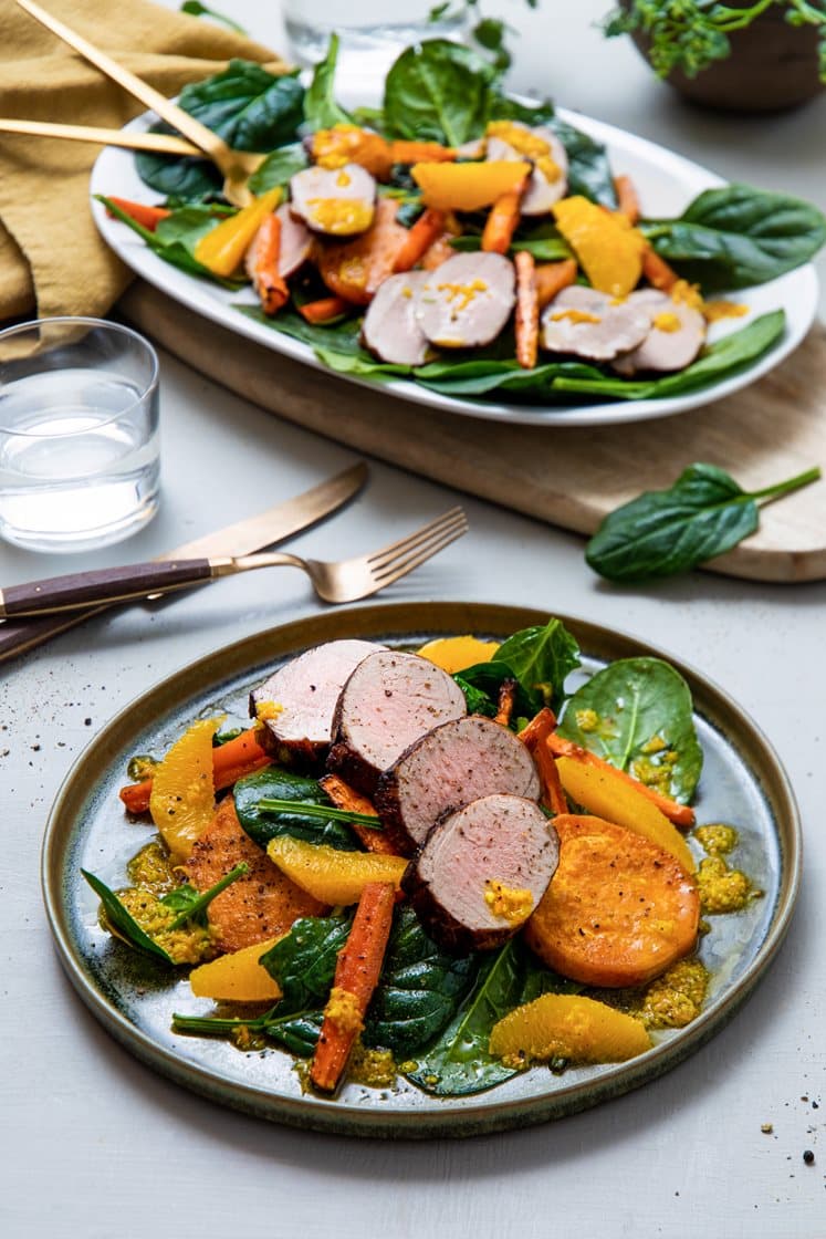 Svinekam og lun salat med søtpotet og appelsin