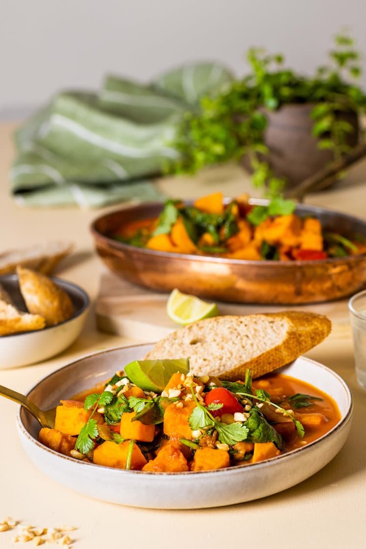 Søtpotetgryte med massaman currypaste, kikerter og koriander