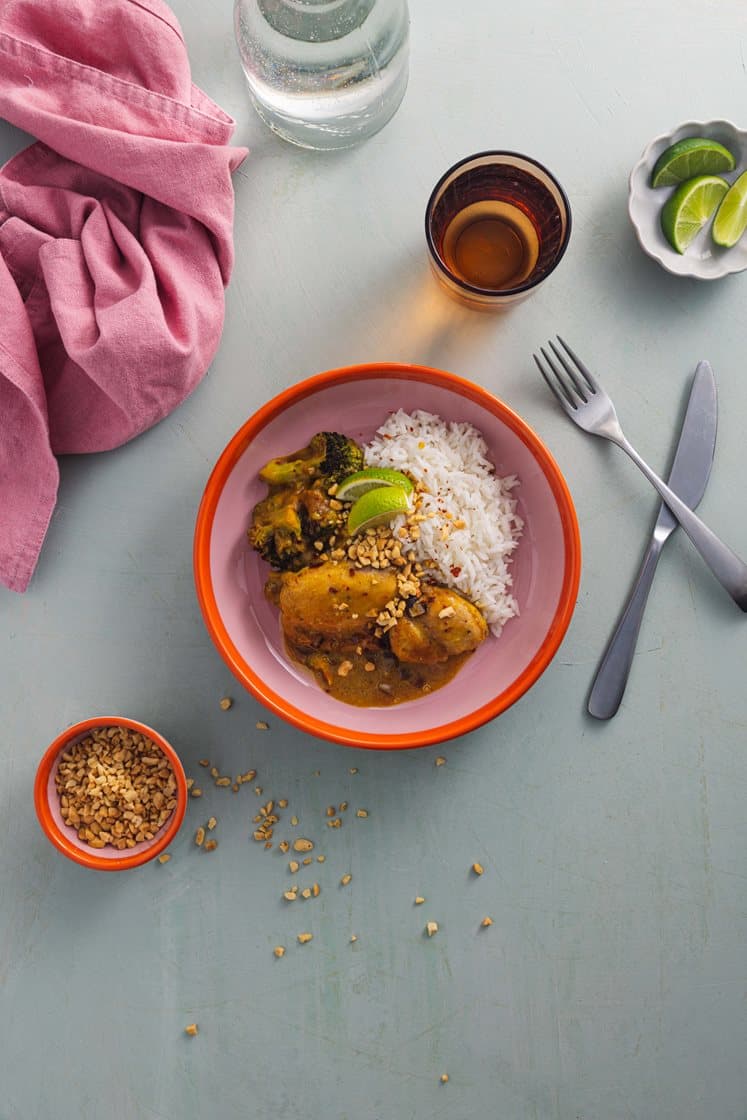 Kylling i mango- og karrisaus med peanøtter, lime og ris 