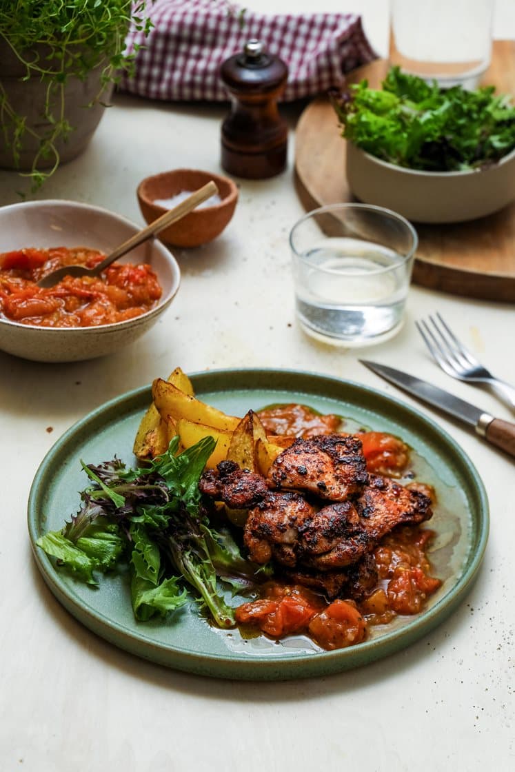 Krydderstekt lårfilet av saktevoksende kylling med tomatsaus, salat, potetbåter og aioli