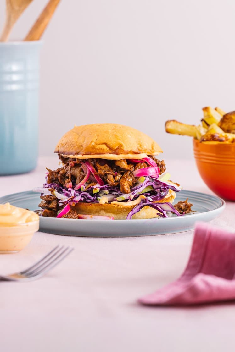 Plantebasert bbq chunks burger med eple- og rødkålslaw, syltet rødløk, potetfries og chilimajones