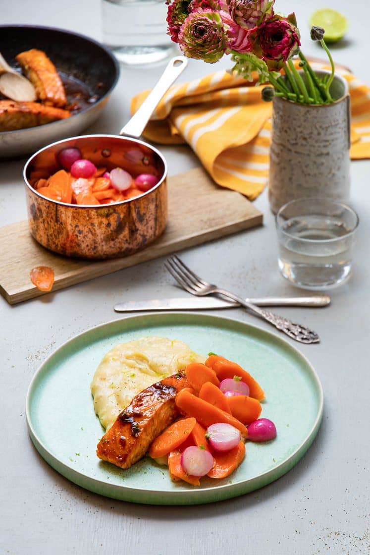 Pannestekt laksefilet med rustikk potetmos, reddik og teriyaki- og limesjy