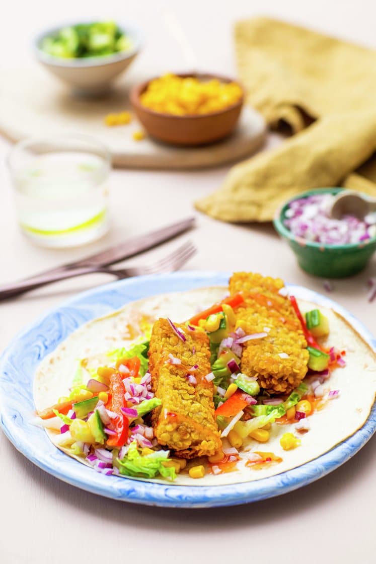 Wraps med sprøbakt sei, sprø grønnsaker og sweet chili-saus