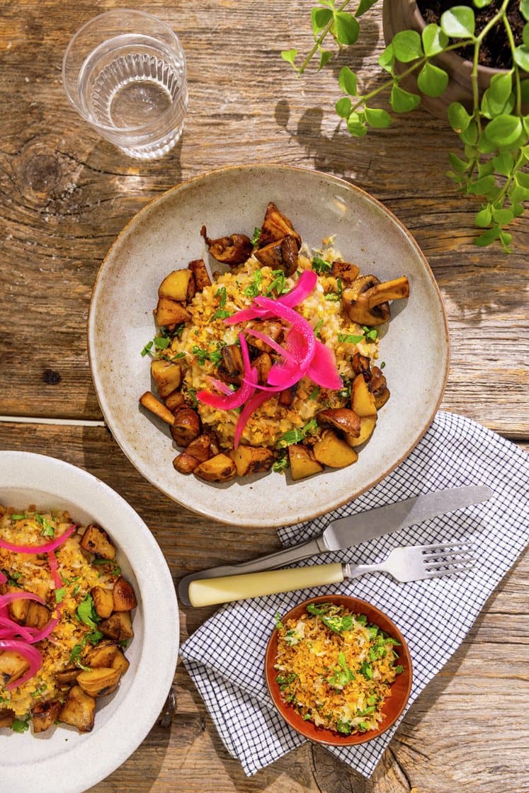 Risotto med stekt jordskokk og aromasopp, syltet rødløk og gremolata pangrattato