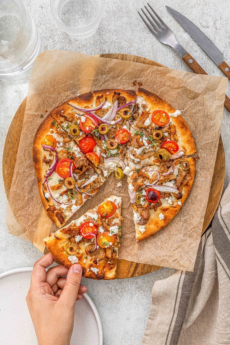 Gyrospizza med steinovnsbakt bunn, feta, tomat og rødløk