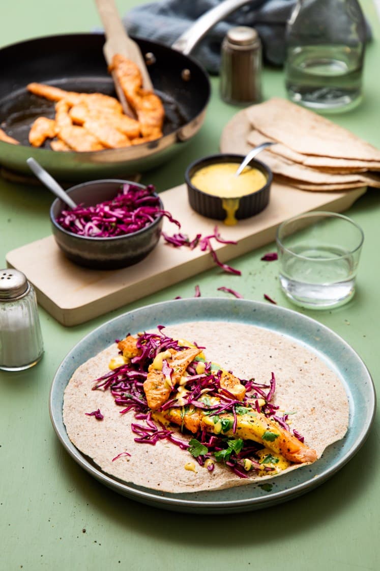 Krydderstekt laks i tortilla med rødkålsalat og curry- og mangodressing