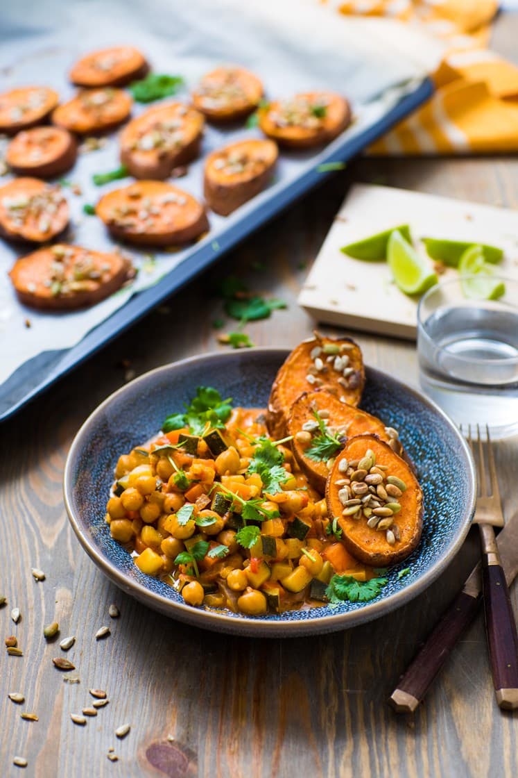 Spicy vegetarcurry med ovnsbakt søtpotet, ristede kjerner og yoghurt