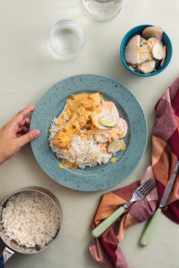 Ørret i mild mangosaus med ris og gulrot- og yoghurtsalat