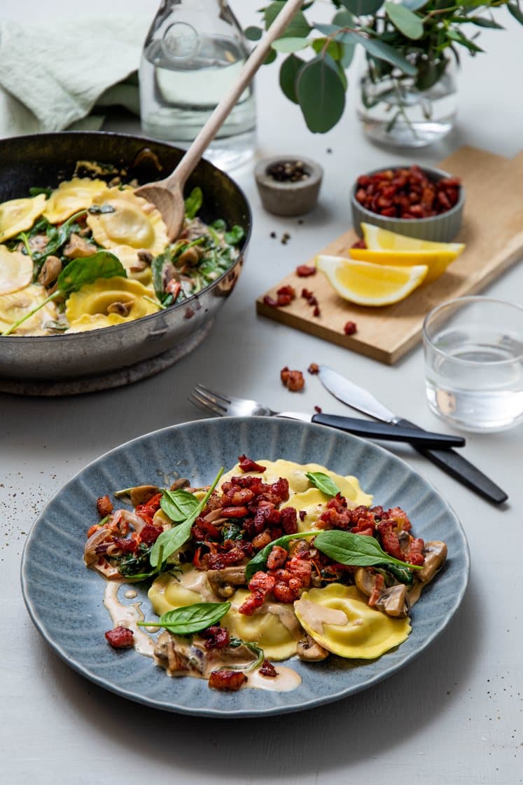 Kremet steinsopptortelloni med spinat, sopp og bacon