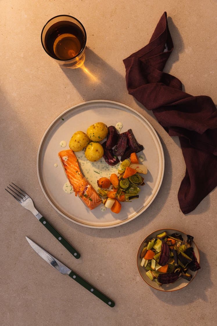 Sukkersaltet ørretfilet med ovnsbakte grønnsaker, rømmesmørsaus og gressløk