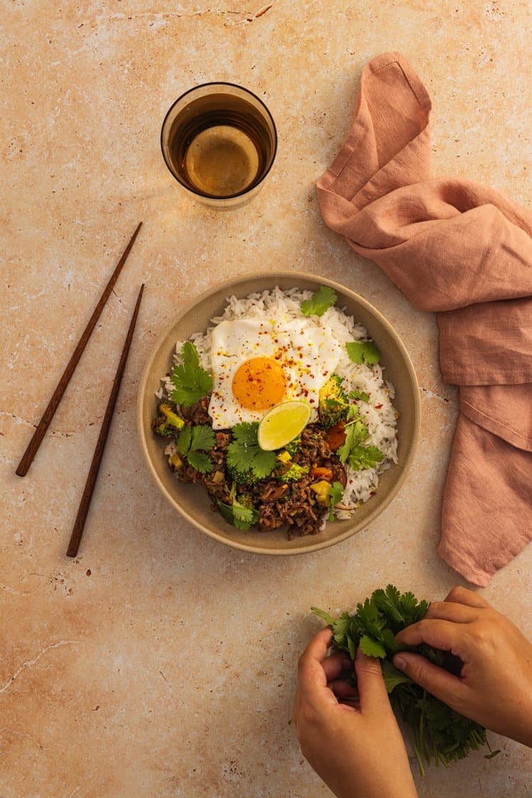 Stirfry med karbonadedeig, brokkoli, ris og stekt egg